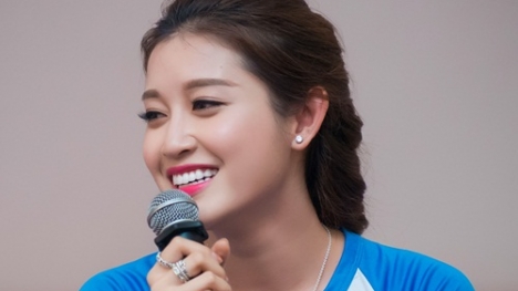 Á hậu Huyền My giản dị đi off fan